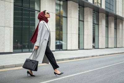 مانتو طوسی با شلوار مشکی، کیف و کفش مشکی و شال زرشکی