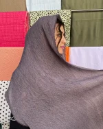 شال کریشه تابستونی با رنگ خاص موکا بنفشی، دارای بافت ظریف و خطوط راه‌دار با لبه‌های ریش‌ریش، سبک و مناسب برای استایل‌های تابستانی شیک