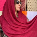 شال زنانه نخی زردار به رنگ زرشکی براق با درخشش طلایی و حاشیه چین‌دار، مناسب استایل‌های مجلسی و خاص
