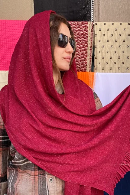 شال زنانه نخی زردار به رنگ زرشکی براق با درخشش طلایی و حاشیه چین‌دار، مناسب استایل‌های مجلسی و خاص
