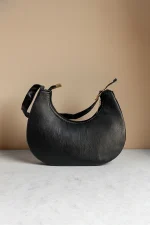 کیف دوشی مدل قایقی زنانه رنگ مشکی جنس چرم مصنوعی با طراحی هلالی