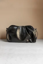 نمای نزدیک از بافت چرم واکسی و طراحی پلیسه ای کیف زنانه