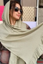 شال زنانه نخی زردار به رنگ سبز زیتونی روشن با حاشیه چین‌دار، بافت نرم و درخشش طلایی، مناسب استایل‌های روزمره و مجلسی