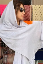 شال زنانه نخی زردار به رنگ نقره‌ای روشن با درخشش ملایم، دارای لبه‌های چین‌دار و بافت ظریف مناسب استایل‌های شیک و رسمی