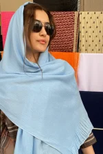 شال زنانه نخی زردار به رنگ آبی آسمانی روشن با درخشش لطیف و حاشیه چین‌دار، سبک و خنک مناسب استایل روزمره و تابستانی