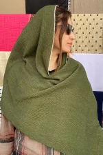 شال نخی سبز زیتونی زردار با بافت ریز و لطیف، بدون چین، روی سر مدل در نور طبیعی.