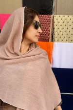 شال نخی رز بژ زردار براق با بافت ریز و لطیف، روی سر مدل در نور طبیعی.