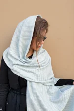شال موهر پاییزه رنگ کرم نسکافه ای ست شده با بارانی مشکی
