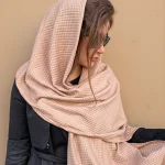 نمای نزدیک شال موهر پاییزه رنگ کرم صورتی با بافت وافلی روی سر مدل