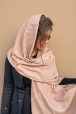 نمای نزدیک شال موهر پاییزه رنگ کرم صورتی با بافت وافلی روی سر مدل