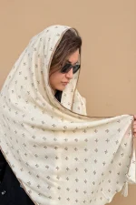 شال نخی ساده زنانه رنگ کرم روشن (نود)، بهترین برای ست کردن