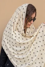 شال نخی ساده زنانه رنگ خردلی، طرح تک رنگ با ایستایی بالا