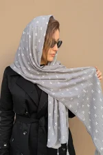 شال نخی ساده زنانه رنگ توسی روشن، مناسب استایل مینیمال