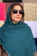 شال نخی کله‌غازی زردار براق با بافت ریز و درخشش ملایم، روی سر مدل در نور طبیعی.