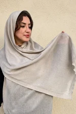 استایل با شال بافتنی رنگ بژ