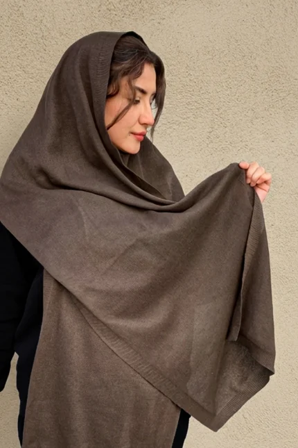 شال بافتنی زنانه رنگ قهوه‌ای شکلاتی