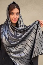 شال مجلسی لمه شاین دار رنگ نقره ای با طرح مواج و براق روی سر مدل