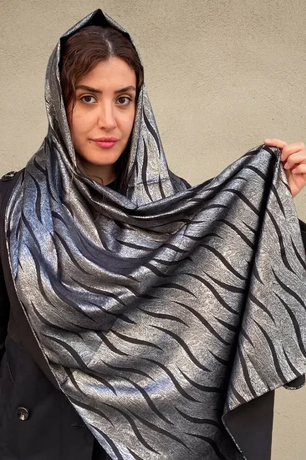 شال مجلسی لمه شاین دار رنگ نقره ای با طرح مواج و براق روی سر مدل