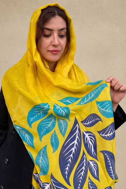 نمای نزدیک از بافت نرم و خنک پارچه شال نخی ساده