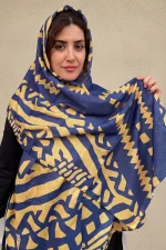 نمای نزدیک از بافت نرم و خنک پارچه شال نخی ساده