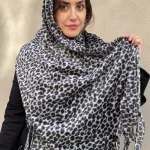 نمای نزدیک از بافت نرم شبیه مخمل شال پلنگی پاییزه