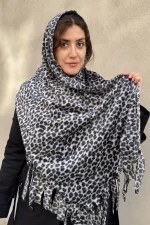 نمای نزدیک از بافت نرم شبیه مخمل شال پلنگی پاییزه