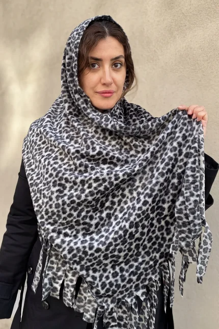 نمای نزدیک از بافت نرم شبیه مخمل شال پلنگی پاییزه