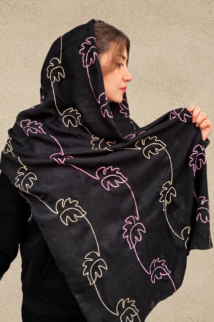 شال نخی مشکی با گلدوزی صورتی و کرم شیک