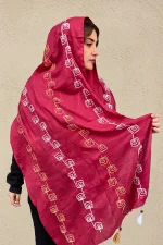 شال نخی زرشکی با طرح گلدوزی هندسی سفید و کرم