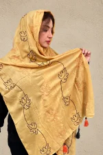 شال نخی رنگ خردلی با گلدوزی مشکی طرح برگ