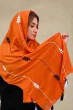 شال نارنجی جیغ با گلدوزی سفید و مشکی