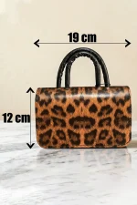 ابعاد دقیق کیف دستی زنانه پلنگی با طول ۱۹ سانتی‌متر و ارتفاع ۱۲ سانتی‌متر