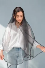 شال توری مشکی زنانه روی سر مدل همراه با شومیز سفید و شلوار جین مناسب استایل روزمره و شیک