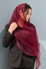 نمای نزدیک شال توری زرشکی زنانه با پارچه شفاف، سبک و دوردوزی ظریف مناسب استایل خاص