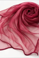 شال توری زرشکی زنانه روی سر مدل با کت مشکی، مناسب استایل مجلسی، مهمانی و رسمی
