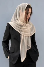 تصویر شال توری زنانه رنگ کرم روشن با جنس سبک، لطیف و شفاف مناسب استایل مجلسی و روزمره
