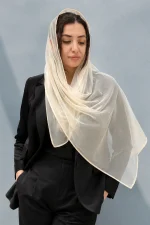 مدل پوشیدن شال توری کرم زنانه با کت و شلوار مشکی برای استایل شیک، رسمی و مجلسی