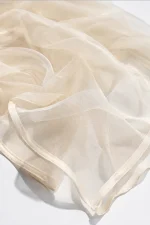 شال توری کرم روشن زنانه روی سر با حالت شفاف و سبک مناسب استایل مجلسی، رسمی و تابستانی