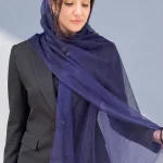 شال توری سرمه‌ای زنانه روی سر مدل، مناسب استایل رسمی، شیک و مهمانی