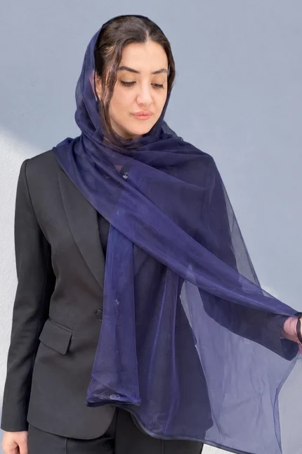 شال توری سرمه‌ای زنانه روی سر مدل، مناسب استایل رسمی، شیک و مهمانی