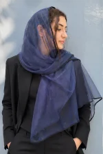 شال توری آبی نفتی زنانه روی سر مدل همراه با کت مشکی، مناسب استایل رسمی، شیک و مهمانی