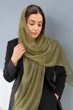 شال توری زیتونی زنانه روی سر مدل همراه با کت مشکی، مناسب استایل رسمی و مجلسی