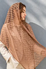 شال توری زنانه طرح‌دار رنگ عسلی با ظاهر شیک و نیمه‌شفاف مناسب استایل مجلسی