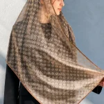 شال توری زنانه مجلسی طرح‌دار رنگ بژ روشن مناسب استایل رسمی و مهمانی