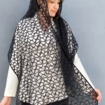 شال توری زنانه مدل آرتا مشکی با طرح هندسی و پارچه نیمه‌شفاف مناسب استایل مجلسی