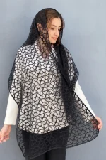 شال توری زنانه مدل آرتا مشکی با طرح هندسی و پارچه نیمه‌شفاف مناسب استایل مجلسی