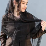 شال توری زنانه مدل دانتل مشکی روی استایل رسمی با پارچه نیمه‌شفاف و لبه دانتلی