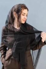 شال توری زنانه مدل دانتل مشکی روی استایل رسمی با پارچه نیمه‌شفاف و لبه دانتلی