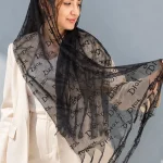 شال توری زنانه مدل دیور مشکی با طرح لوگودار و ریشه‌های ظریف مناسب استایل مجلسی