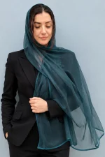شال توری سبزآبی زنانه روی سر مدل همراه با کت مشکی، مناسب استایل رسمی و شیک مجلسی